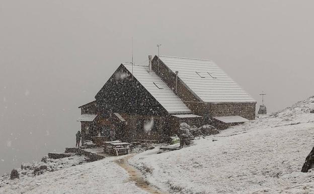 El otoño trae los primeros copos de nieve a Picos de Europa