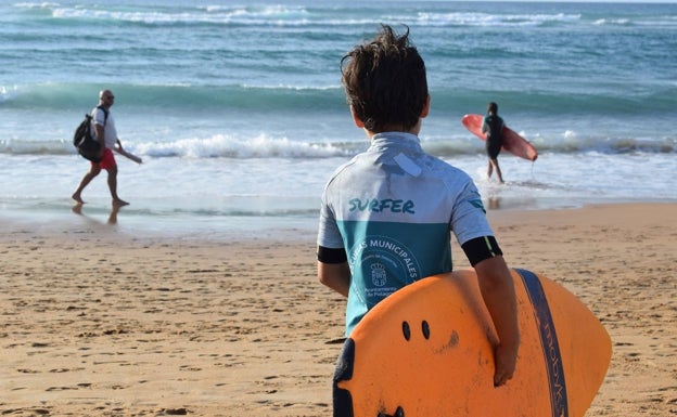 Más de 200 jóvenes disfrutaron este verano del surf y el bodyboard en Liencres