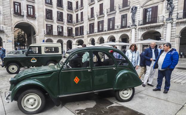 Del Renault 4L al Citroën 3 CV, los clásicos de la Guardia Civil se exponen en La Porticada