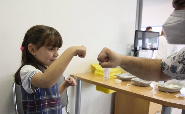 Cantabria no extenderá la vacunación de la gripe a los niños: «Sólo a los de riesgo»