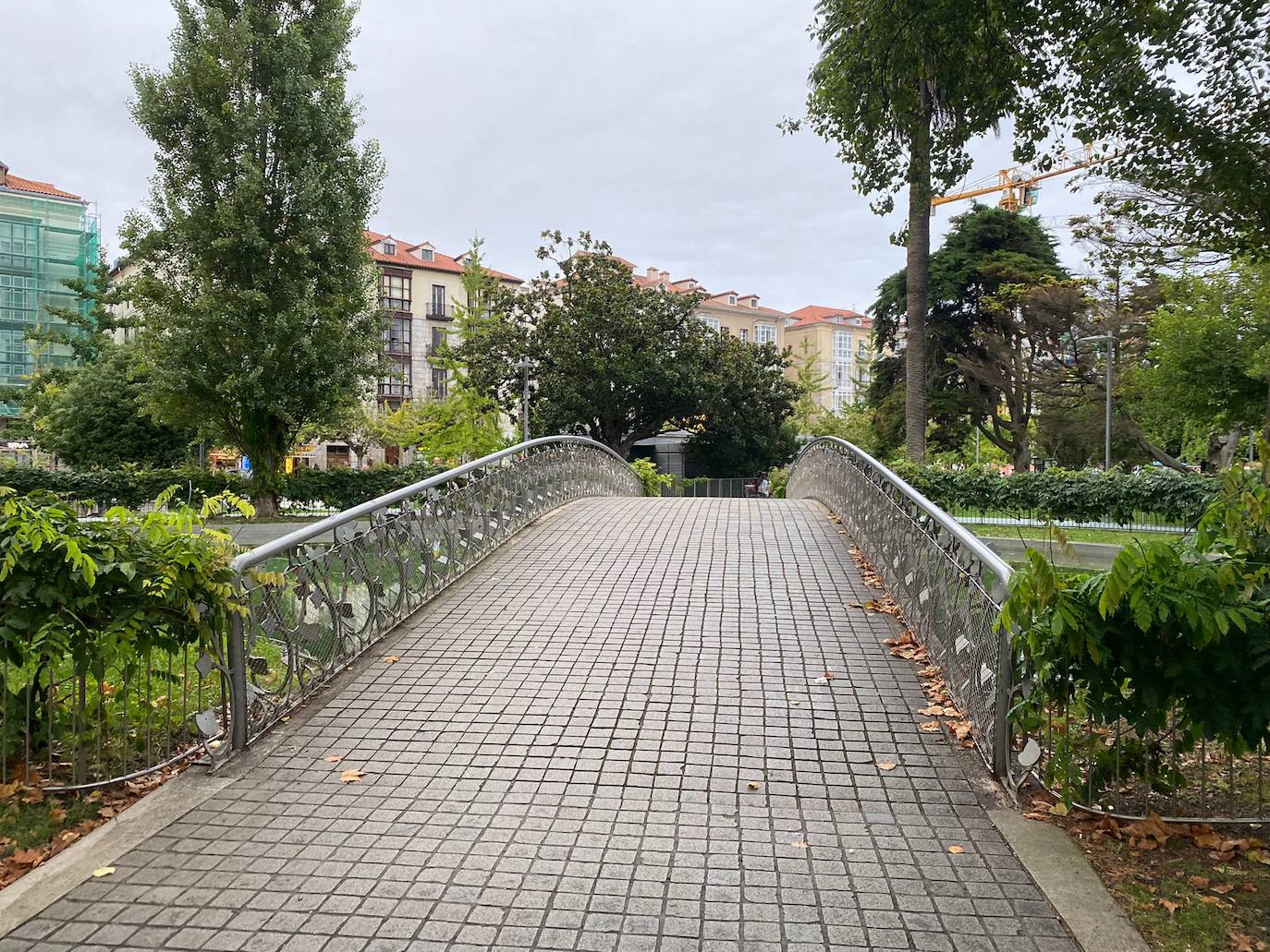 Los enamorados también tienen su puente en Santander: casi 500 candados y muchos corazones