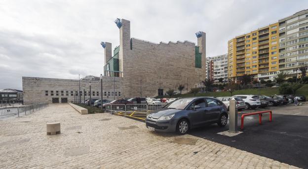 El parking del Palacio de Festivales reabre, aunque el paseo hasta las Naves de Gamazo sigue en obras