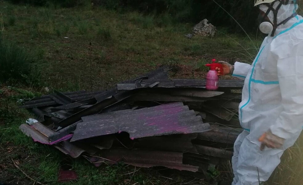 La concejalía de Medio Ambiente de Castro Urdiales retira los vertidos de uralita en Sámano