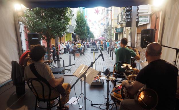 Los músicos regresan a la calle del Sol de Santander para celebrar el equinoccio de Otoño