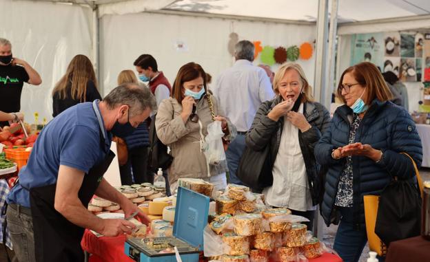 Una treintena de productores agroalimentarios se dan cita este sábado en la feria 'Hechu en Liébana' de Camaleño