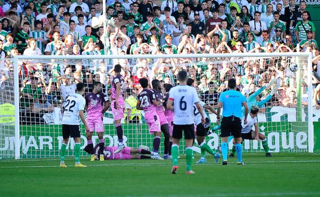 El VAR debió entrar a analizar la jugada en que no se expulsó al portero del Málaga