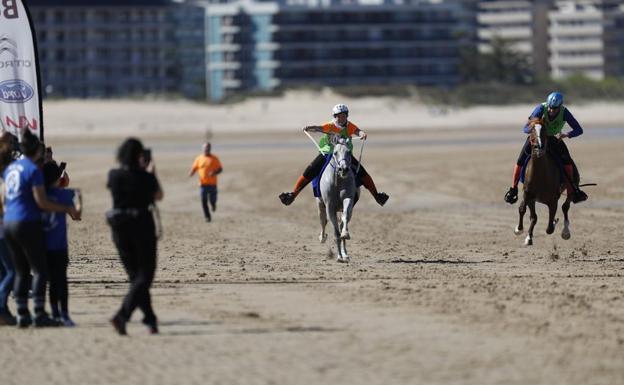 Patricia Liendo, a lomos de Rofh Manis, se alza con el triunfo en el Raid Playa de Laredo