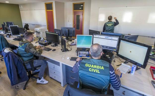 La Guardia Civil ha detenido a 45 personas este año por estafas de suplantación de identidad