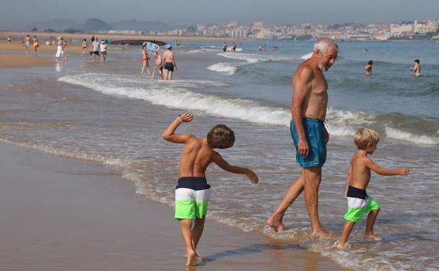 Más de siete mil personas acudieron a la oficina de turismo de Somo este verano