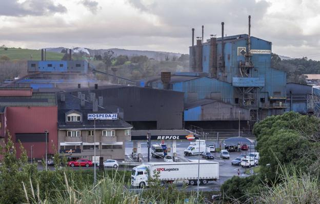 La energía se deja notar en la producción industrial cántabra, la única que cae en España