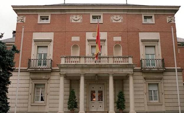 Marlaska destina 236.000 euros para buscar micrófonos y cámaras en La Moncloa