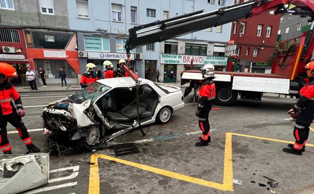 Espectacular accidente en la calle Castilla de Santander tras una persecución policial