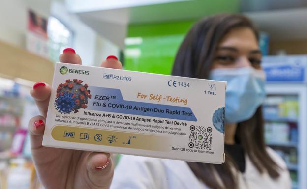 Las farmacias cántabras ya despachan los nuevos test que diagnostican la gripe y el covid