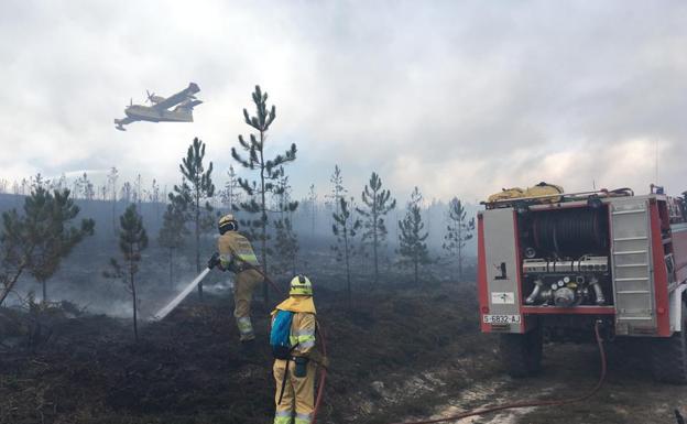 Un incendio sigue activo en Rionansa de los dos provocados este lunes en Cantabria