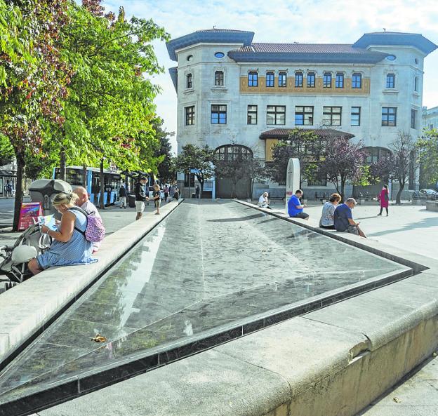 Una avería deja sin agua la fuente de la plaza de la Catedral desde hace semanas