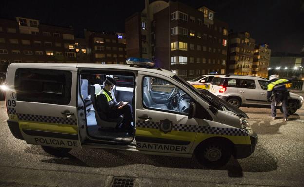 Escapa de la Policía en un control en Santander y acaba acusado de seis delitos