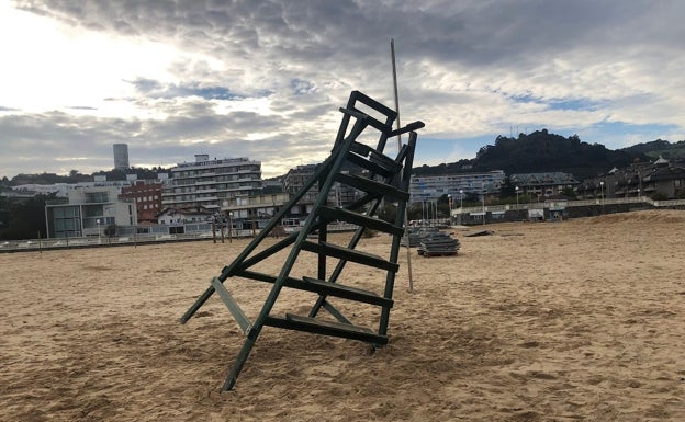 Unidos x Laredo insiste en retirar las torres de vigilancia y pasarelas de la Playa Salvé