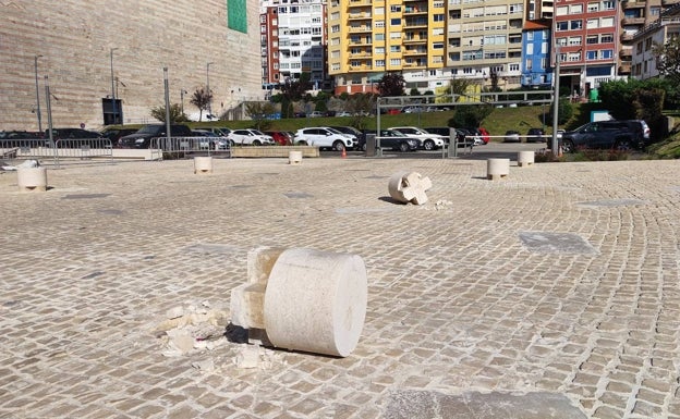 Varios coches se llevan por delante la nueva luminaria del parking del Palacio de Festivales