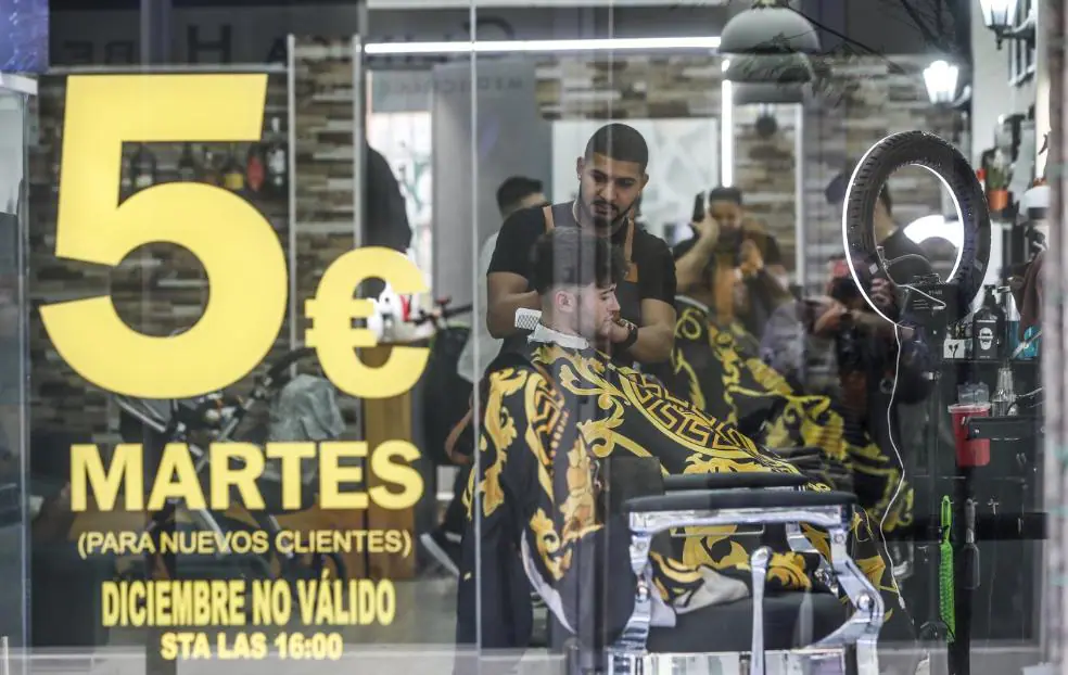 El boom de las barberías frente a las peluquerías de siempre en Santander