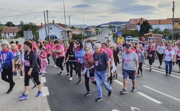 La marcha contra el cáncer de mama recorre Reocín