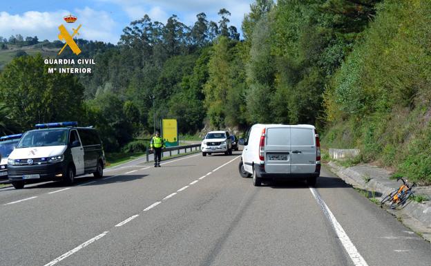 Detenido un conductor de 35 años tras arrollar a un ciclista en Cayón