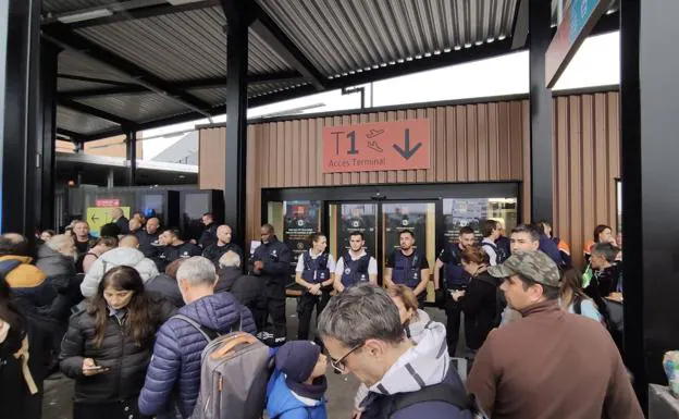 Caos en el aeropuerto de Charleroi: «No nos dejaban pasar y nadie se hace responsable»