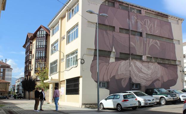 Reinosa sustituye la carpintería exterior del edificio de la calle Concha Espina para mejorar su eficiencia energética