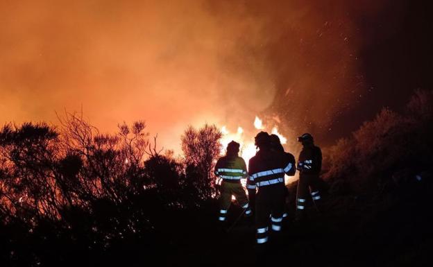 Permanece activo en Peñarrubia un incendio de los 14 provocados en las últimas 24 horas