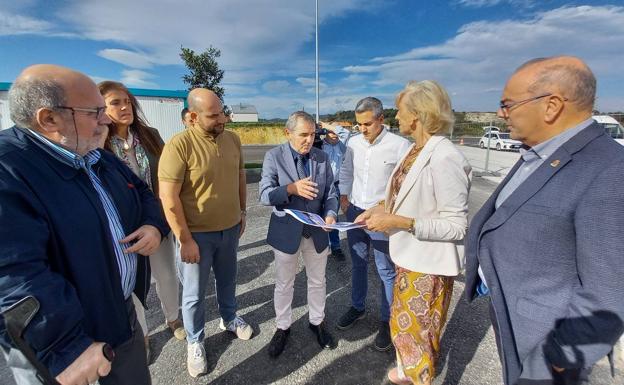 Avanza la construcción del tercer polideportivo de Bezana, tras la firma del convenio entre Gobierno y Ayuntamiento