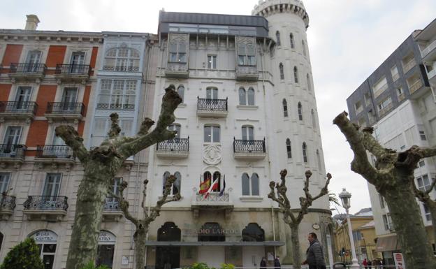 Castro repará los elementos arquitectónicos defectuosos de la fachada del edificio Royal