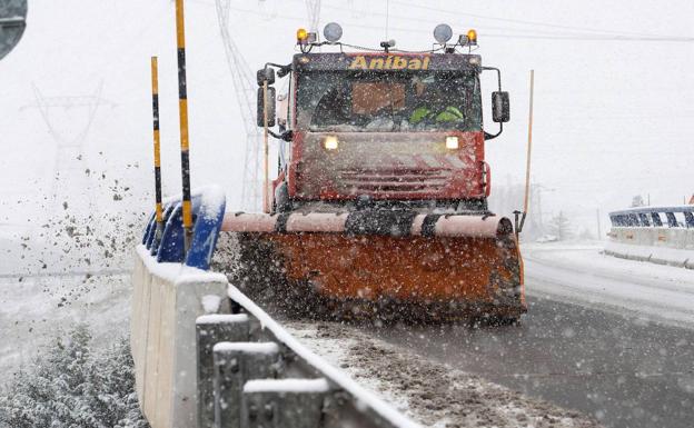 Cantabria luchará con 46 quitanieves contra los días más duros del invierno