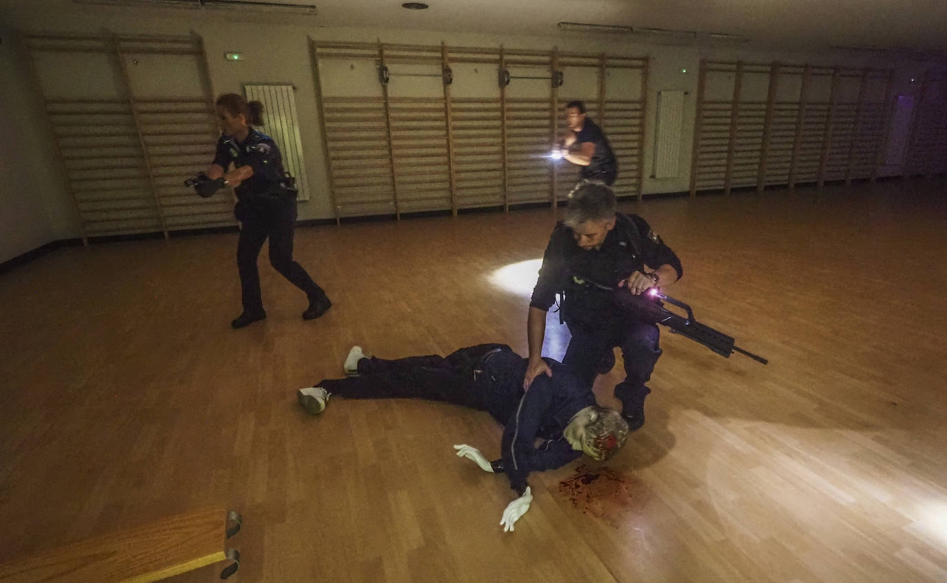 Dos terroristas y cuatro muertos