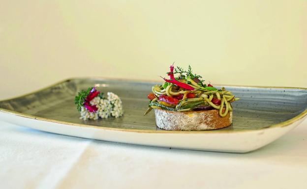 Hoy hacemos en casa revuelto de gulas y pimientos al estilo de Paco Quirós