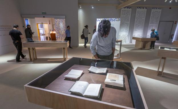 Del humanista Nebrija al erudito Menéndez Pelayo, un viaje entre joyas bibliográficas