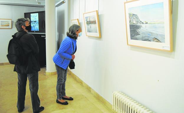 La artista Txon Pomés expone sus acuarelas en la Casa de Cultura de Santoña