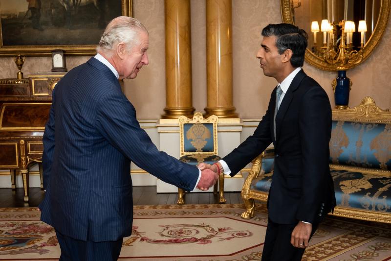 Carlos III oficializa a Rishi Sunak como nuevo primer ministro británico