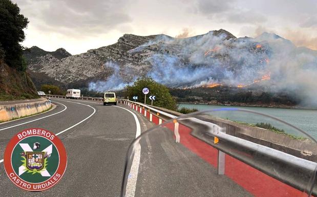 El viento sur aviva un gran incendio entre Oriñón y Sonabia