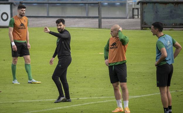 El Racing afronta la visita a Leganés con siete bajas y la duda de Peque