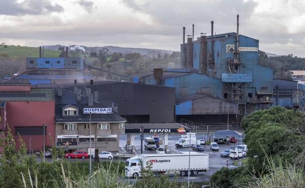 Ferroatlántica plantea parar la actividad durante todo 2023 y arrancar solo un horno en 2024