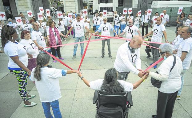 Un centenar de personas se concentran en Santander por el Día de las Personas sin Hogar