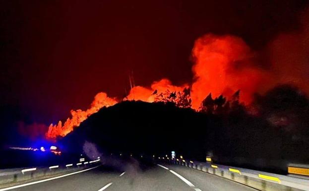 Una veintena de incendios provocados, diez de ellos activos, ponen en jaque a Cantabria