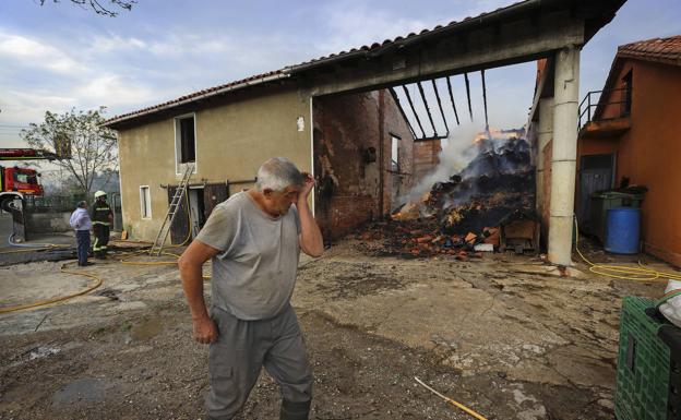 El incendio forestal de Udías alcanza una cuadra en el barrio La Virgen: «Justo acababa de marcharme»