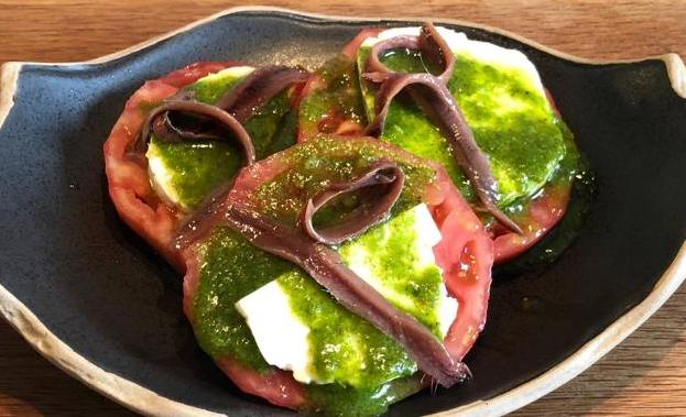 La receta del día: ensalada de tomate con queso fresco, anchoas y pesto