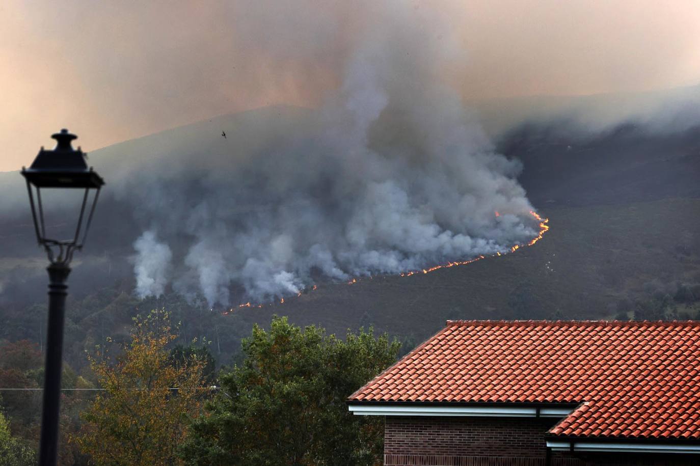 Imágenes del incendio de Mazcuerras, este viernes por la mañana