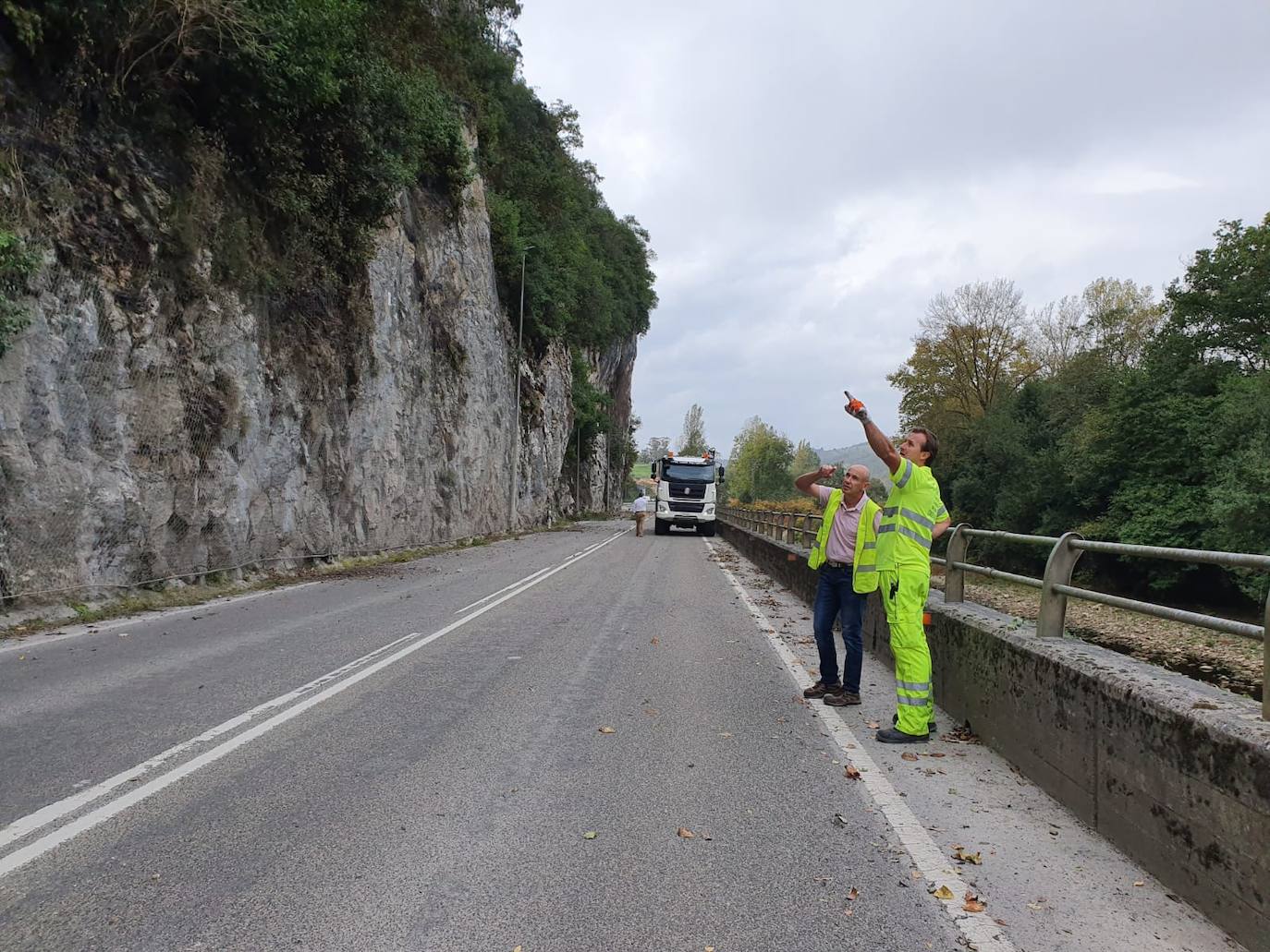 Técnicos del Mitma evalúan el riesgo de la carretera N-634 antes de decidir reabrirla