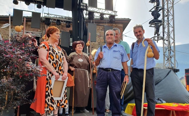 Cos rinde homenaje al heladero de Campíos y a su médico de familia