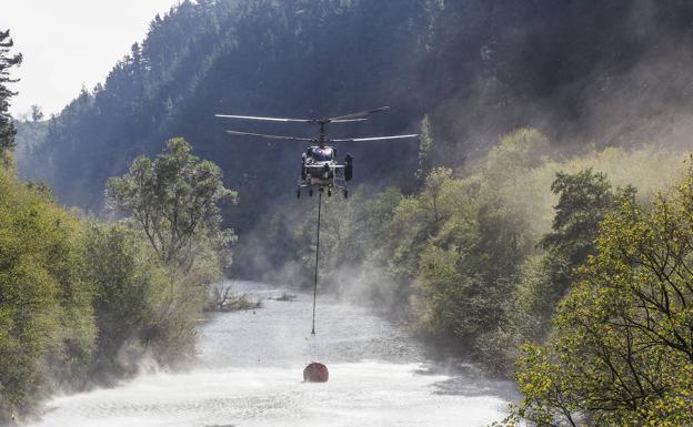 La previsión de lluvias da una tregua pero siguen activos 17 incendios en Cantabria