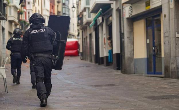 Rescatan a tres menores en Vitoria que vivieron solos un mes tras morir su madre