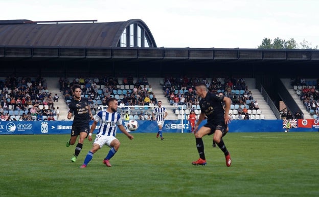 Dos penaltis de Santa castigan a un Laredo que tuteó al Real Avilés