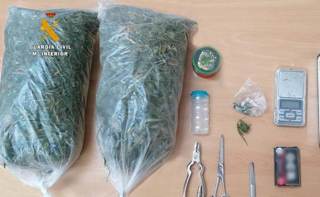 Detenido en Meruelo con dos bolsas de marihuana ocultas en el coche